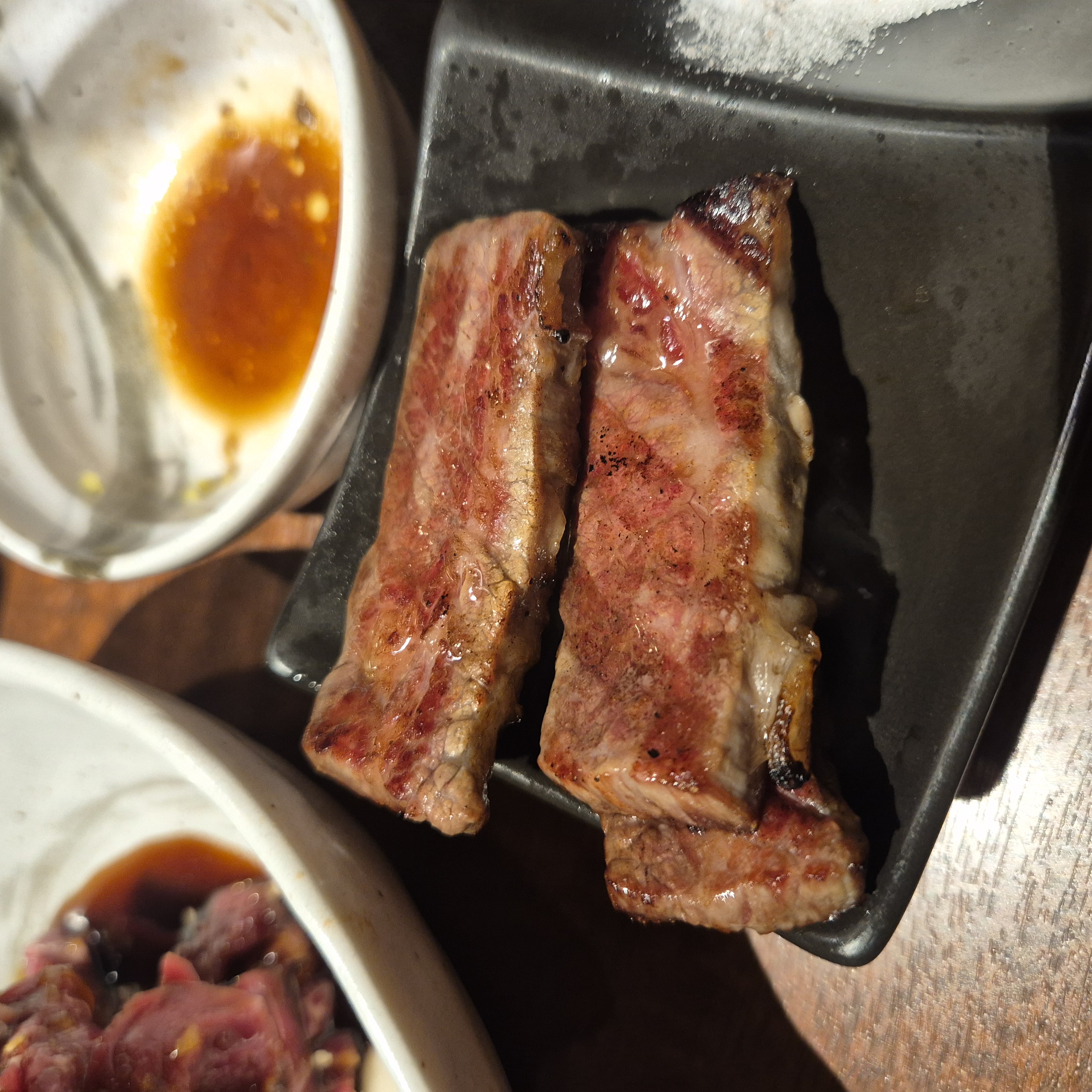 노릇하게 구운 야키니쿠 고기